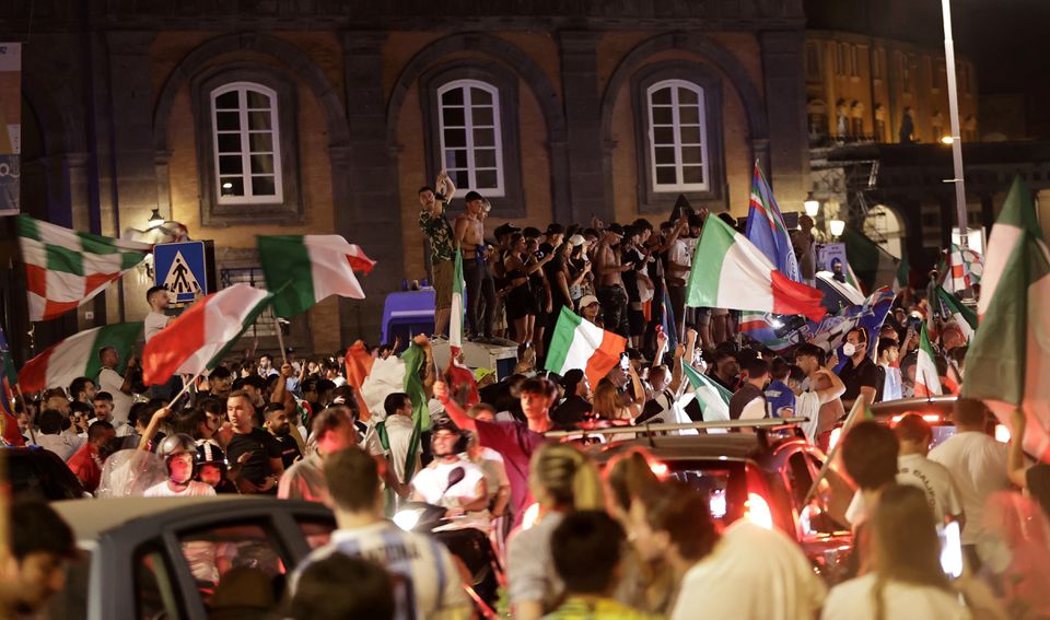 Người dân Italia đổ ra đường ăn mừng