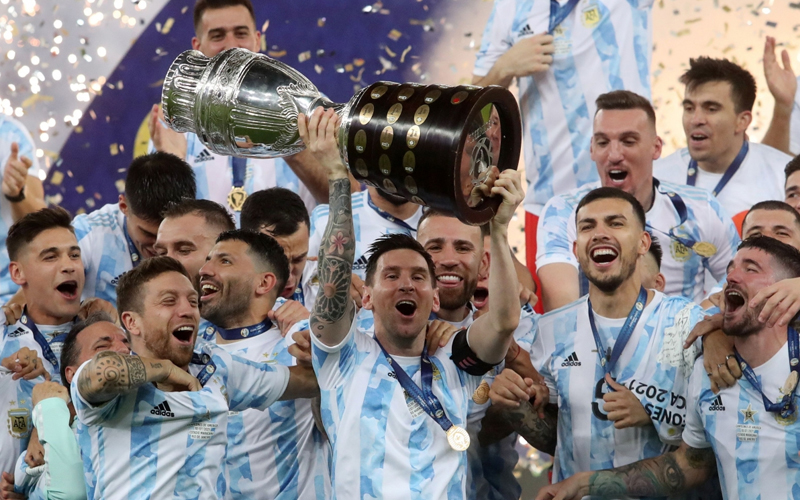 Lionel Messi cùng người hâm mộ Argentina vỡ òa khi đăng quang