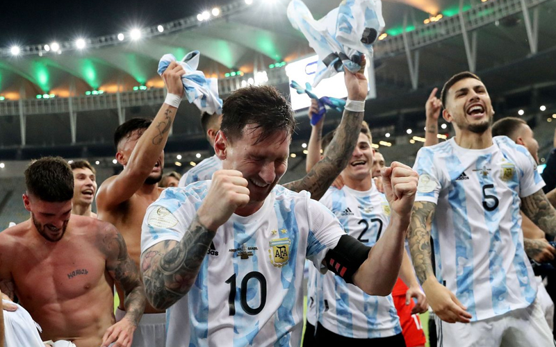 Người hâm mộ bậc khóc khi Lionel Messi đăng quang